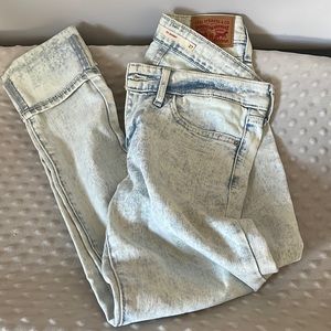 Levi’s 711 skinny jeans. Size 27 waist. Light distressed